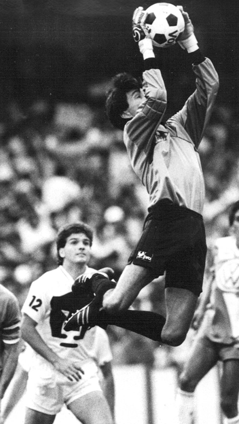Pablo Larios salta por el esférico durante un partido de Puebla contra Pumas. (Imagen: Fototeca Milenio)