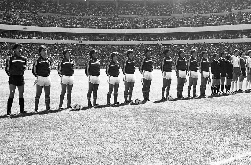 Pablo Larios con el Tri en amistoso contra Polonia en la inauguración de La Corregidora en 1985. (Imagen: Fototeca Milenio)
