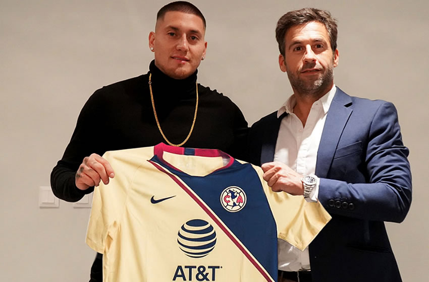 Castillo posando con la playera del América antes de viajar a México. (Twitter)