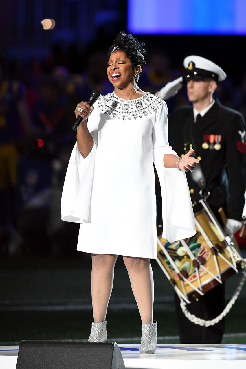 Gladys Knight cantó el himno de Estados Unidos en el Super Bowl