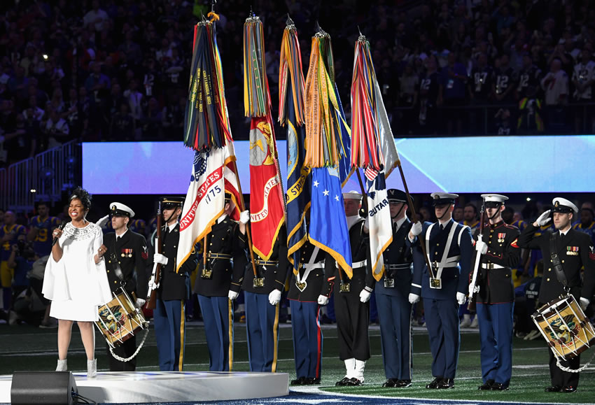 Gladys Knight en el Super Bowl LIII.