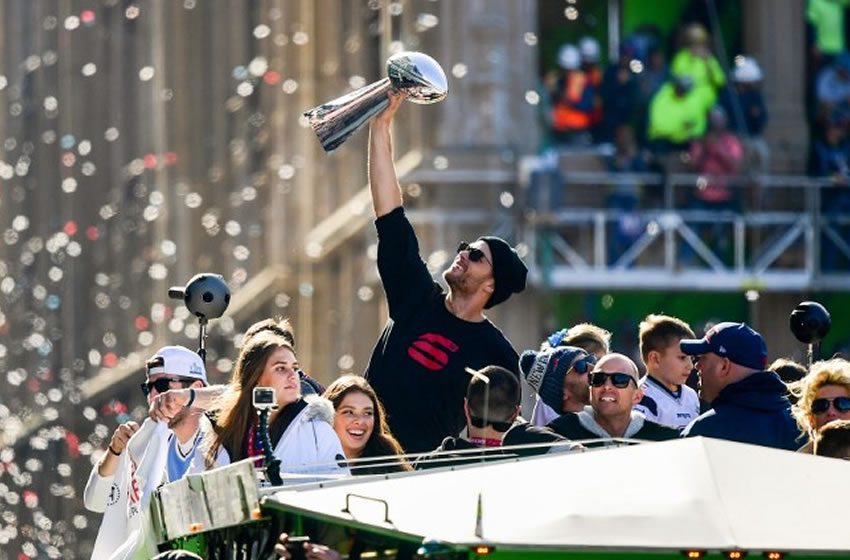 Brady en el camión de los Pats cargando el trofeo. (AFP)