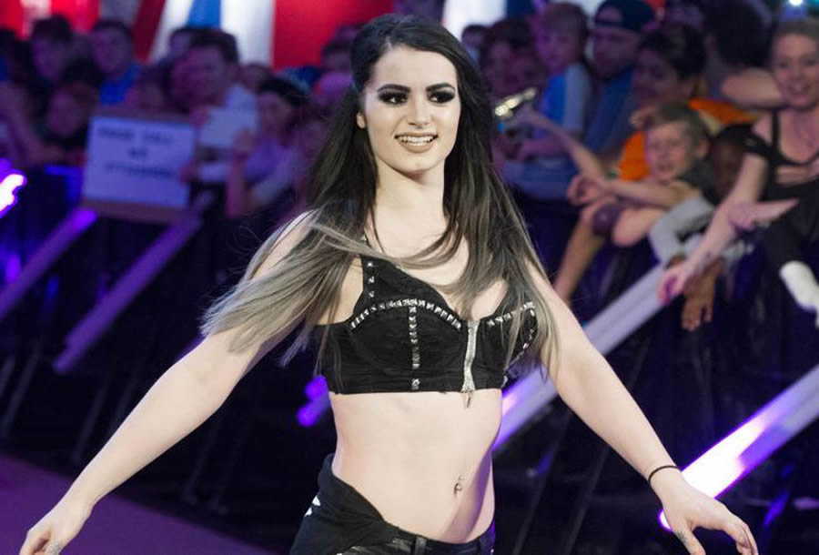 Paige ya no lucha pero sigue robando suspiros en WWE.
