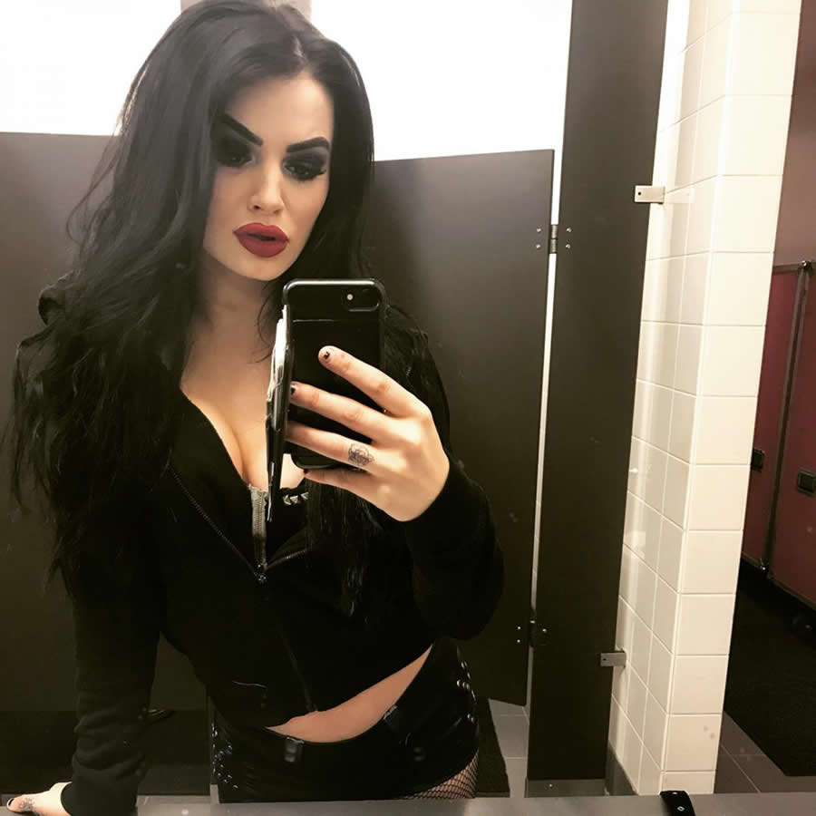 Paige ya no lucha pero sigue robando suspiros en WWE.