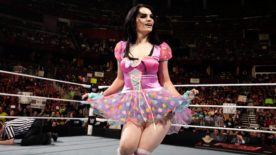 Paige ya no lucha pero sigue robando suspiros en WWE.