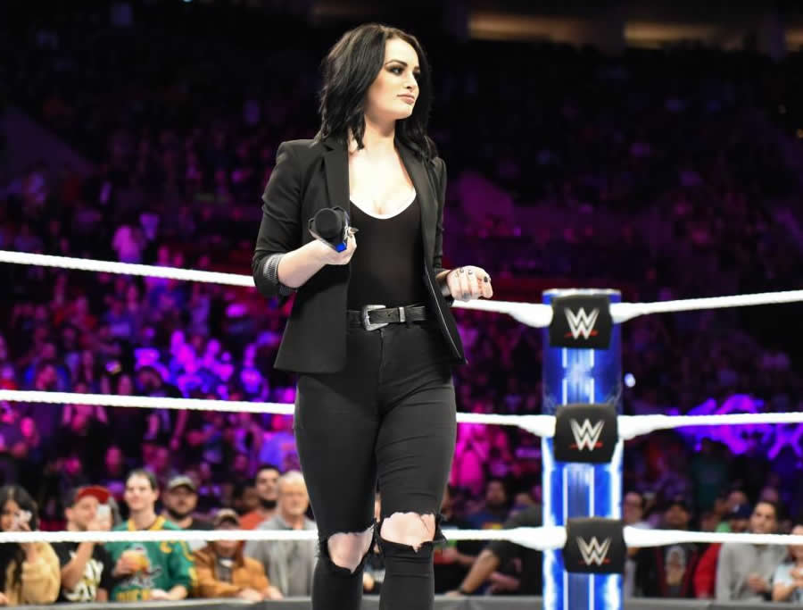 Paige ya no lucha pero sigue robando suspiros en WWE.
