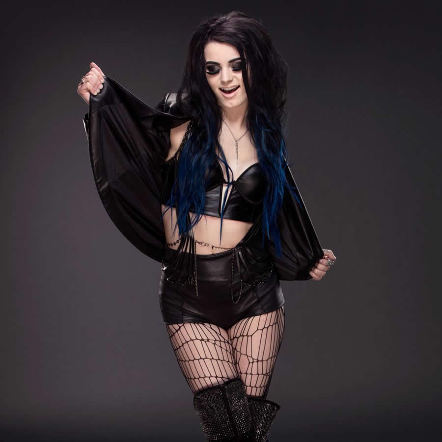 Paige ya no lucha pero sigue robando suspiros en WWE.