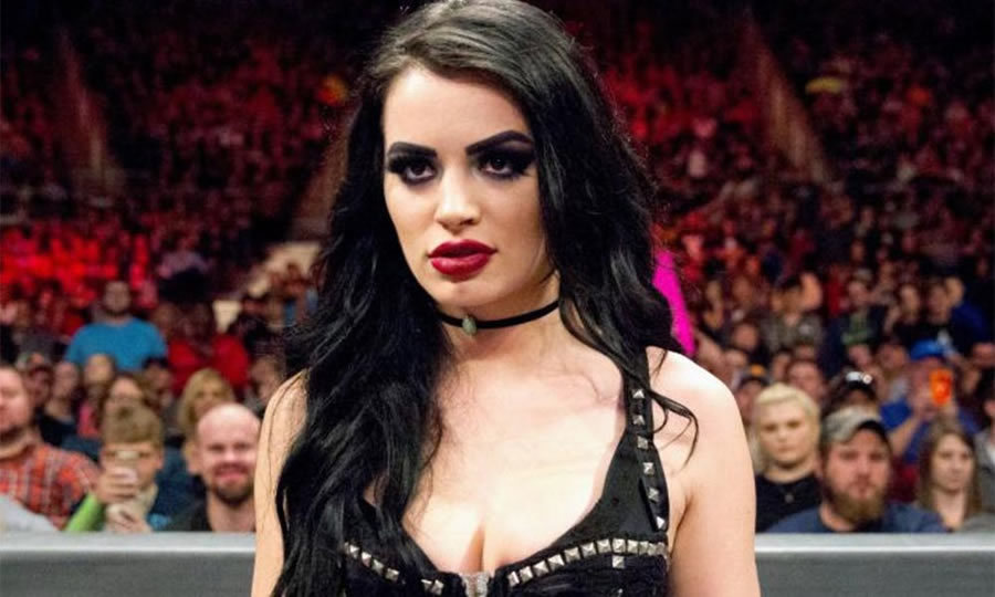 Paige ya no lucha pero sigue robando suspiros en WWE.