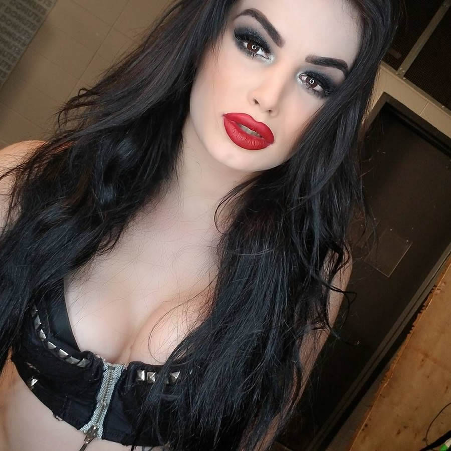 Paige ya no lucha pero sigue robando suspiros en WWE.