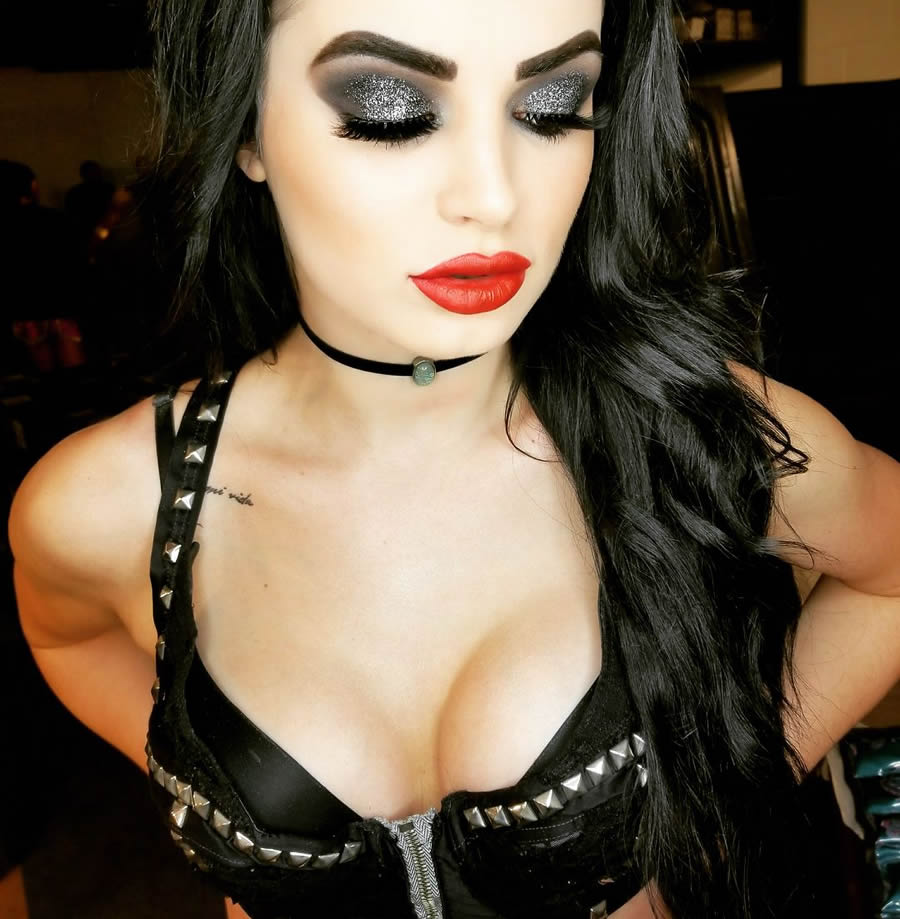 Paige ya no lucha pero sigue robando suspiros en WWE.