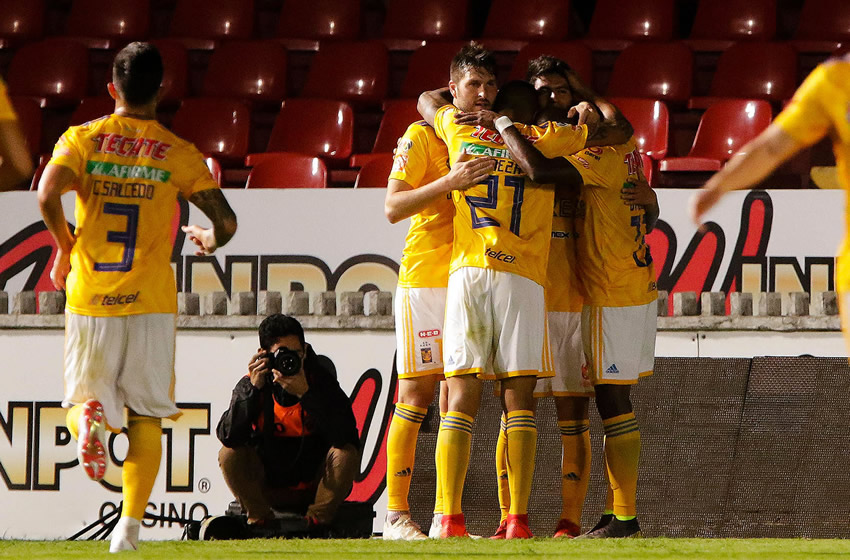 Tras la revisión del VAR, se anuló un gol a Luis el 'Chaka' Rodríguez. (Imago7)