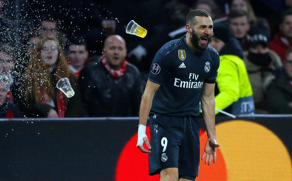 Karim Benzema celebra el primer gol del Real Madrid en Amsterdam (AP)
