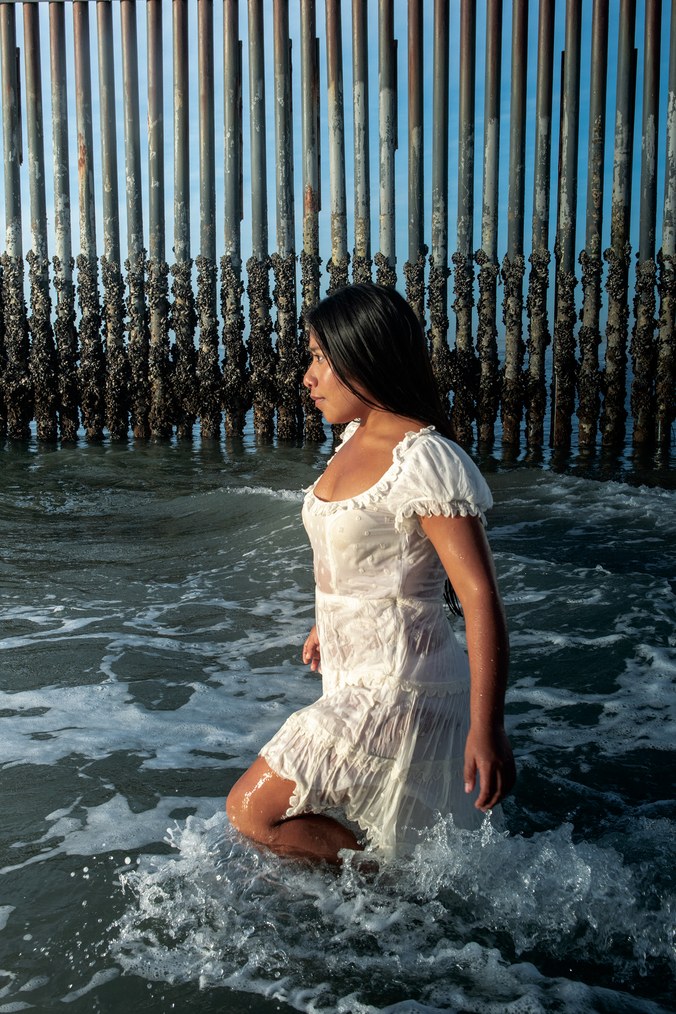 La sesión fotográfica dirigida por Alfonso Cuarón muestra que ningún muro puede resistirse al camino de Yalitza Aparicio. Carlos Somonte / W Magazine
