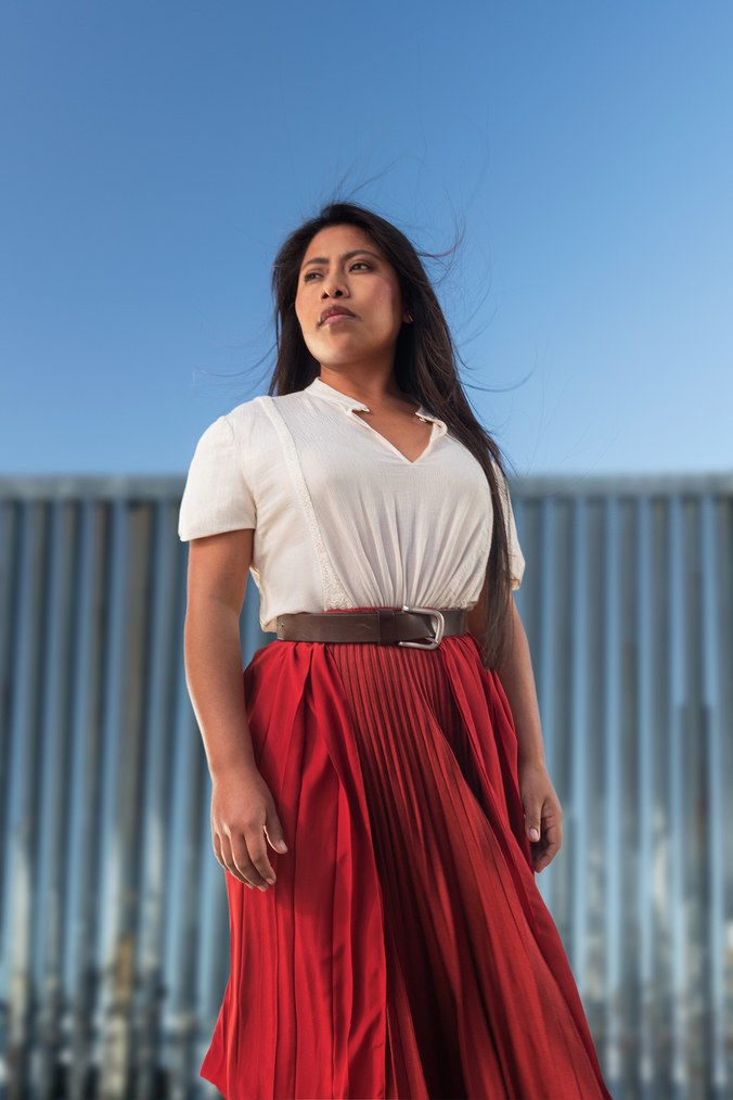La sesión fotográfica dirigida por Alfonso Cuarón muestra que ningún muro puede resistirse al camino de Yalitza Aparicio. Carlos Somonte / W Magazine