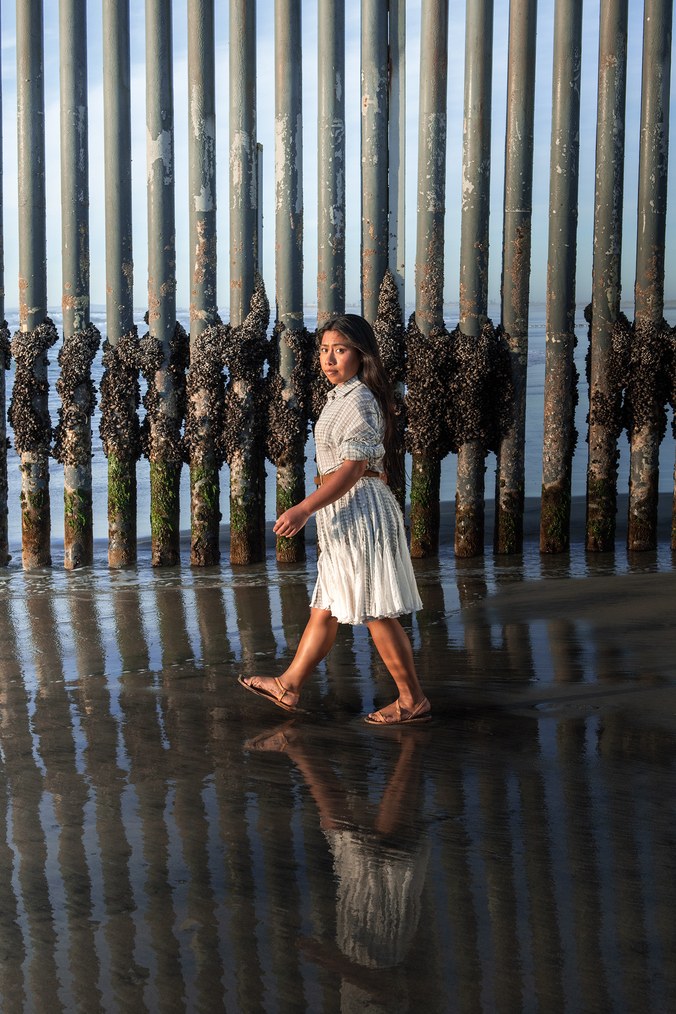 La sesión fotográfica dirigida por Alfonso Cuarón muestra que ningún muro puede resistirse al camino de Yalitza Aparicio. Carlos Somonte / W Magazine