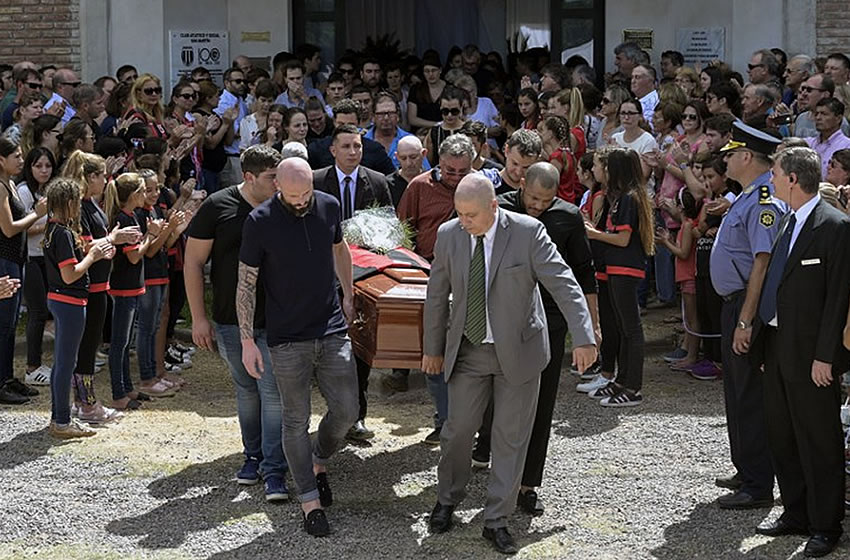 El féretro de Sala antes de ser cremado. (AFP)