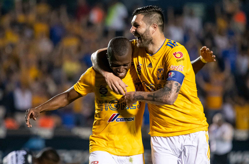 Enner Valencia festejó con Gignac sus goles. (Mexsport)