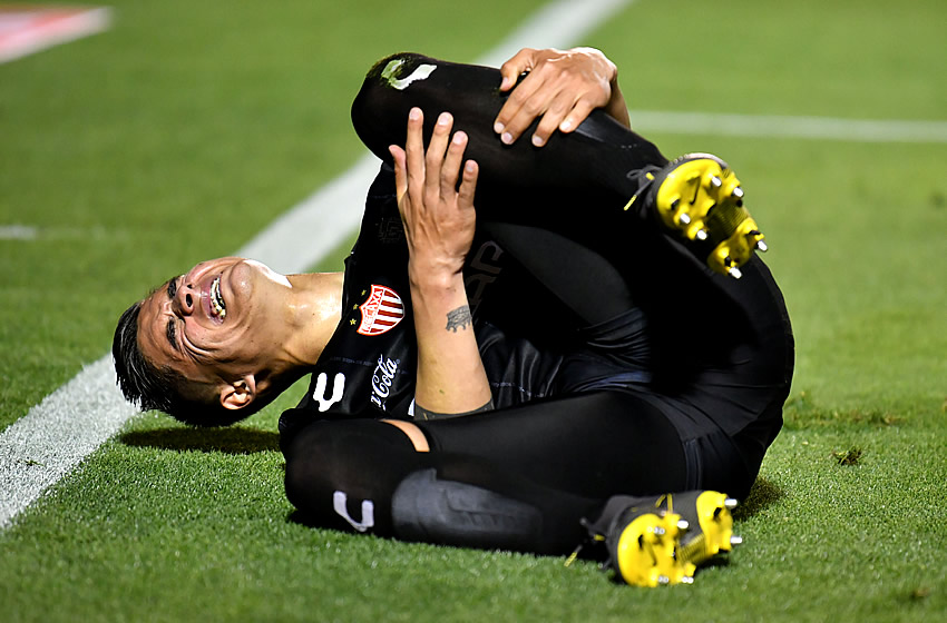Carlos Guzmán en el momento de la fractura (Foto: Imago7)