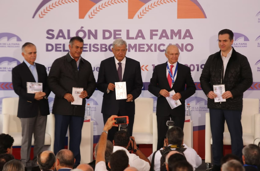 El Presidente de México, Andrés Manuel López Obrador, presente en la inauguración del Salón de la Fama del Beisbol.