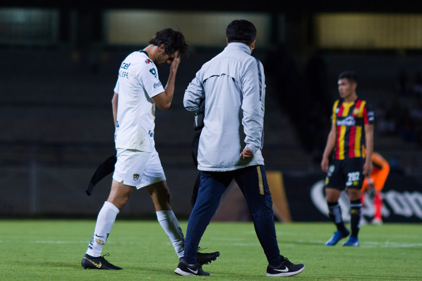 Alejandro Arribas salió del campo por lesión y dejó a Pumas con 10 jugadores. (Foto: Imago7)