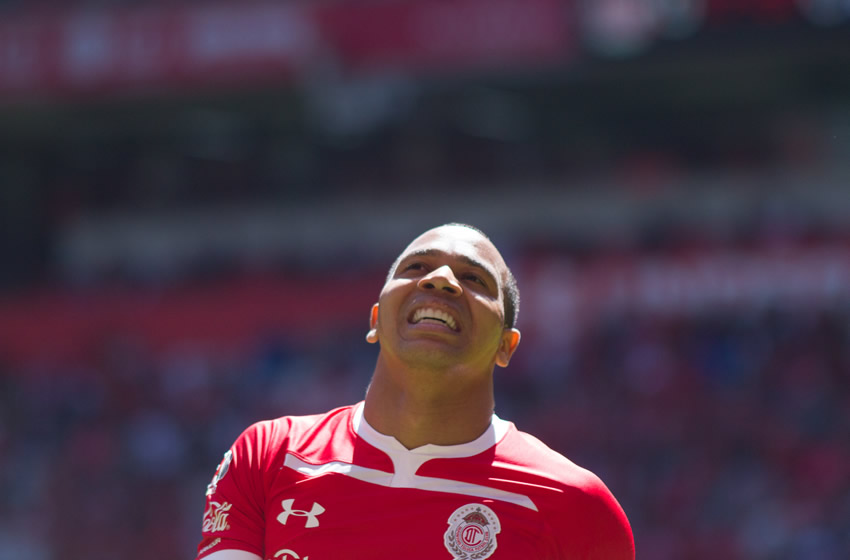 El jugador se acercaba a aficionados del Toluca cuando una valla se seguridad colapsó y personas cayeron a los pies del colombiano. (Imago7)