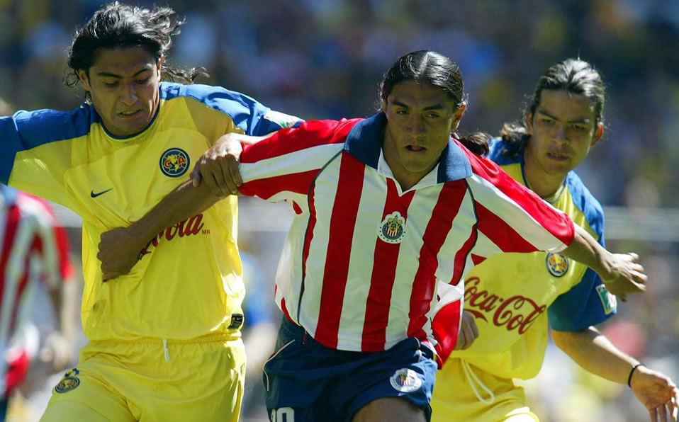 Paco Palencia de jugador con Chivas en un Clásico ante América. (Mexsport)