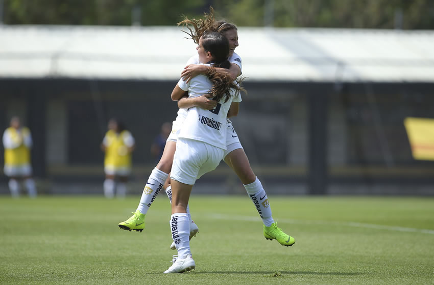 Ricla Rajunov, en festejo con Lucía Rodríguez tras el gol que puso cifras definitivas. (Foto: Imago7)