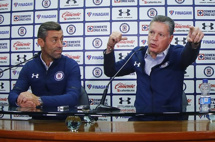 Caixinha y Peláez durante una conferencia de prensa en La Noria.