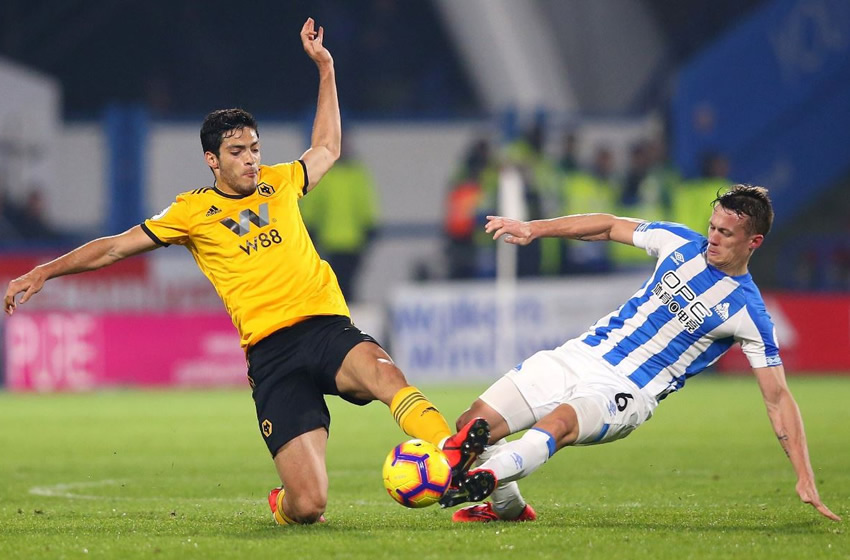 Raúl Jiménez se fue en blanco en la derrota de los Wolves ante el Huddersfield. Foto: @WolvesEspanol