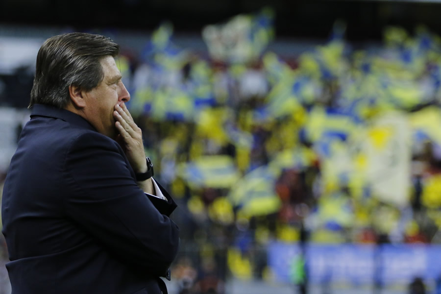 Miguel Herrera tuvo que regañar a sus jugadores al medio tiempo. (Foto: Imago 7)