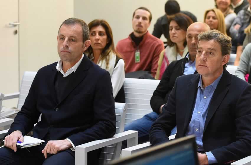 Sandro Rosell escuchando el dictamen. (AFP)