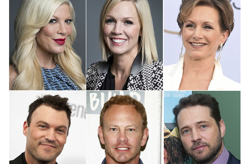 Jason Priestley, Jennie Garth, Ian Ziering, Gabrielle Carteris, Brian Austin Green y Tori Spelling regresan a la serie. (Foto: AP)