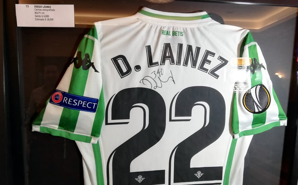 Playera firmada por Diego Lainez en la subasta hecha por Guardado. (MT)
