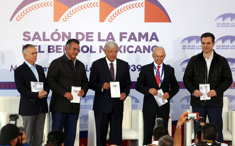 AMLO fue el encargadod e cortar el listón del Salón de la Fama de Beisbol. (Foto: Imago 7)