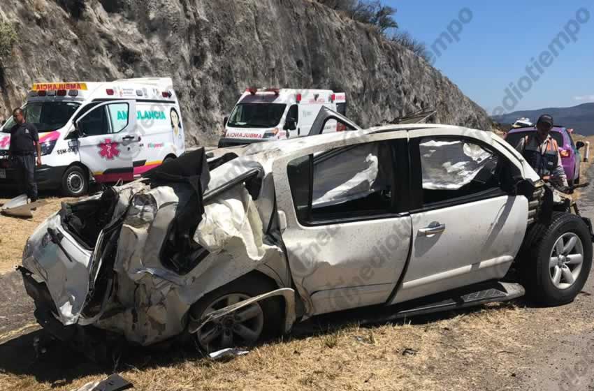 Así quedó el auto donde viajaban. (Mediotiempo)