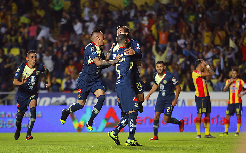 Córdova es felicitado por sus compañeros tras anotar el 2-2 definitivo. (Foto Imago7)