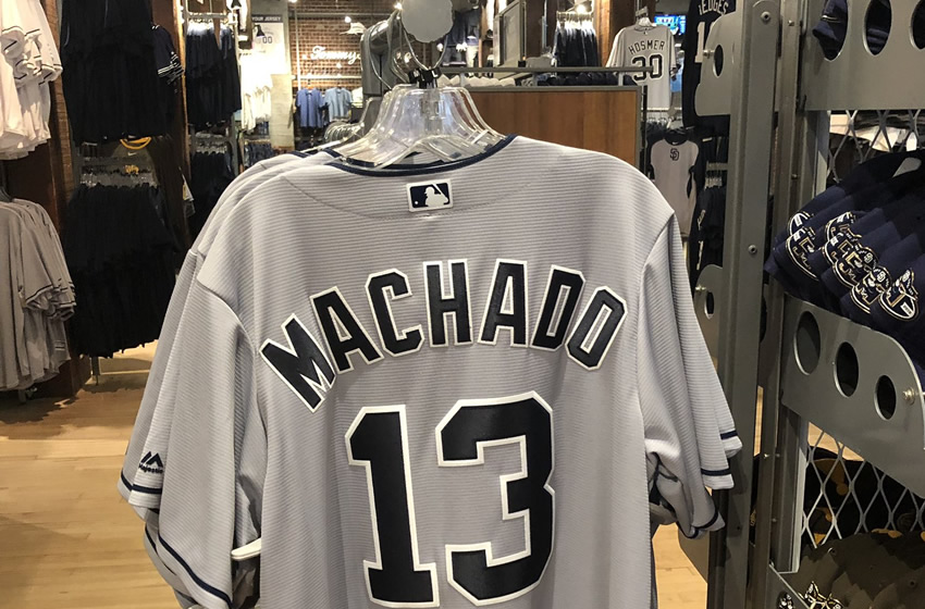 El jersey de Manny Machado con los Padres tuvo que ser retirado.
