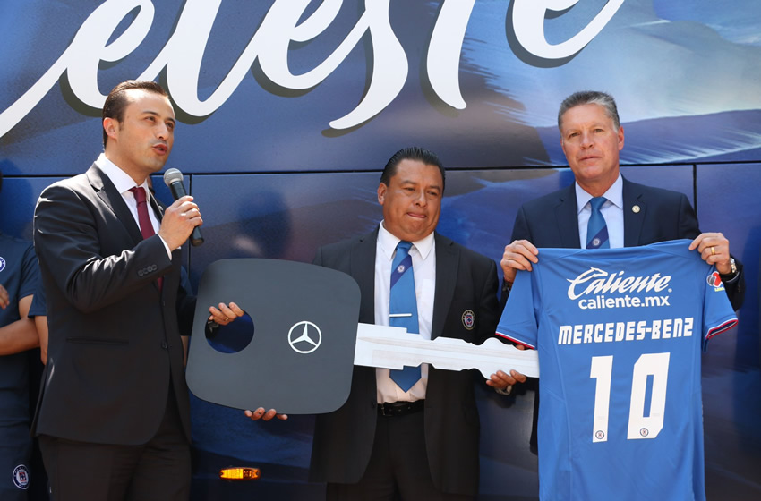 Ricardo Peláez, durante la presentación del nuevo autobús del Cruz Azul. Foto: Cruz Azul