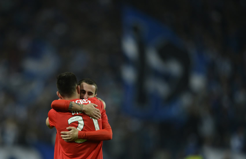 Benfica le arrebató el liderato al Porto, llegando a 59 unidades por 57 de los Dragones. (AFP)