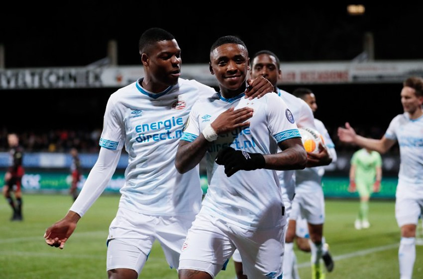Steven Bergwijn marcó los dos goles del cuadro granjero. (Foto: @PSV)