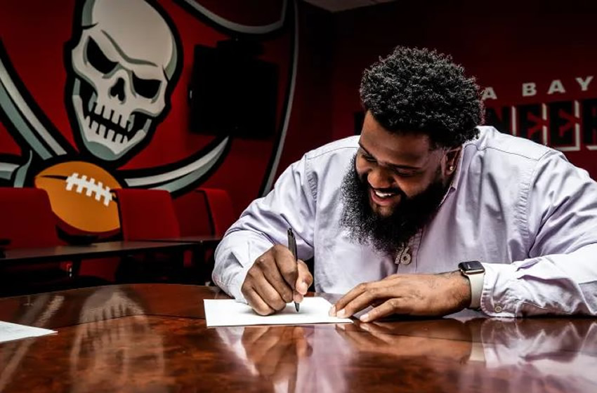 Donovan Smith firmó contrato por tres temporadas y 41.25 millones de dólares. Foto: Bucanners