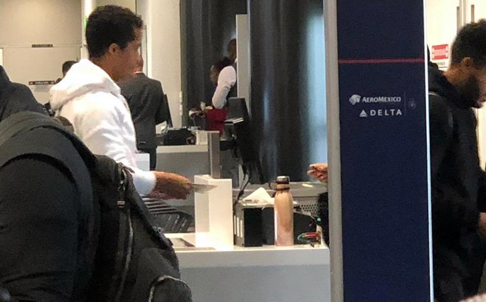 Giovani Dos Santos en el Aeropuerto de Los Ángeles (@Fer_Gay)