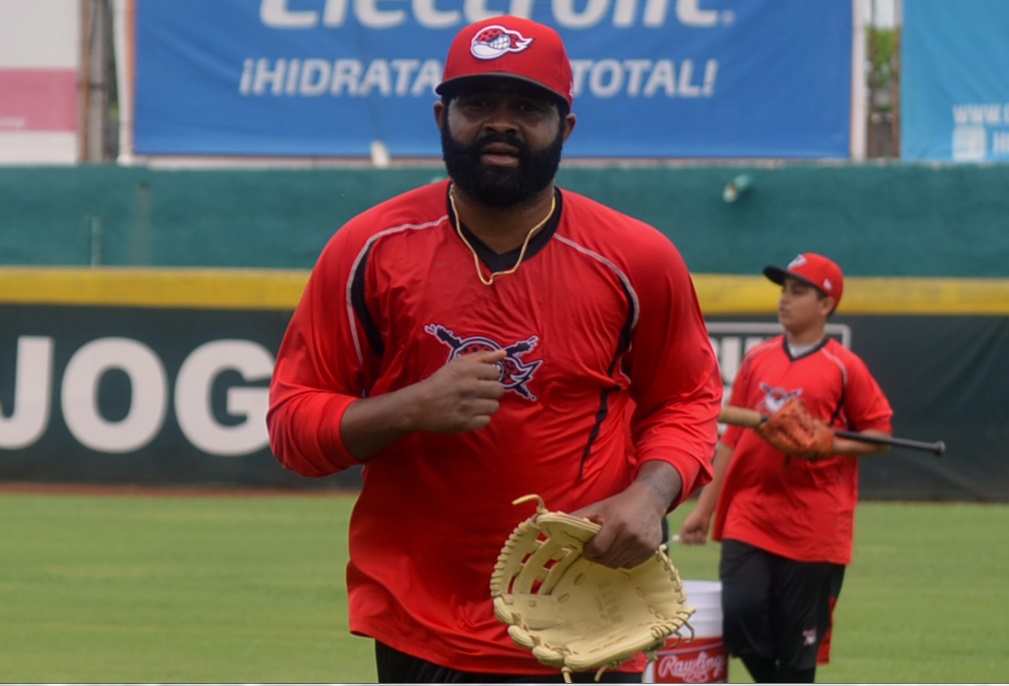 Jay Austin ya entrena con los Piratas de Campeche. Foto: Piratas