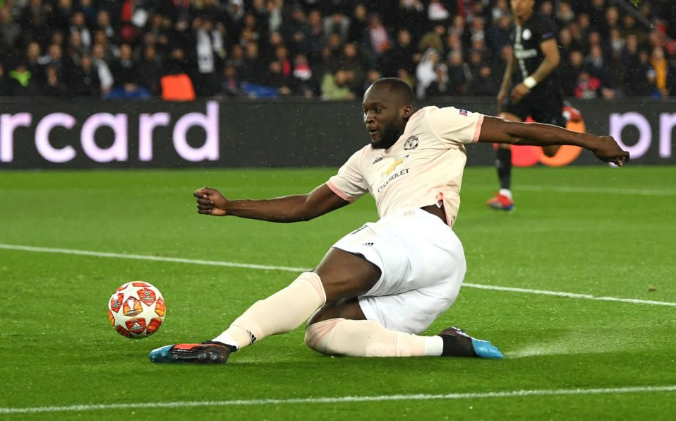 Lukaku marcó doblete que le dio vida al United en la primera parte.
