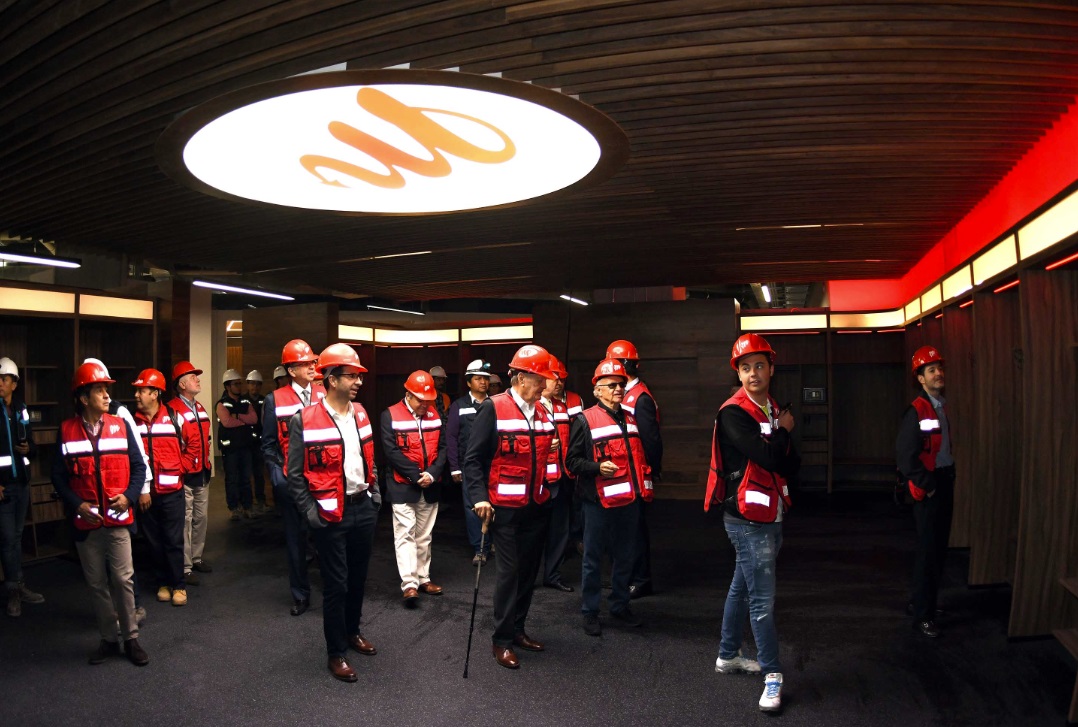 Directivos de los Padres de San Diego y de los Diablos en el nuevo estadio. Foto: Diablos