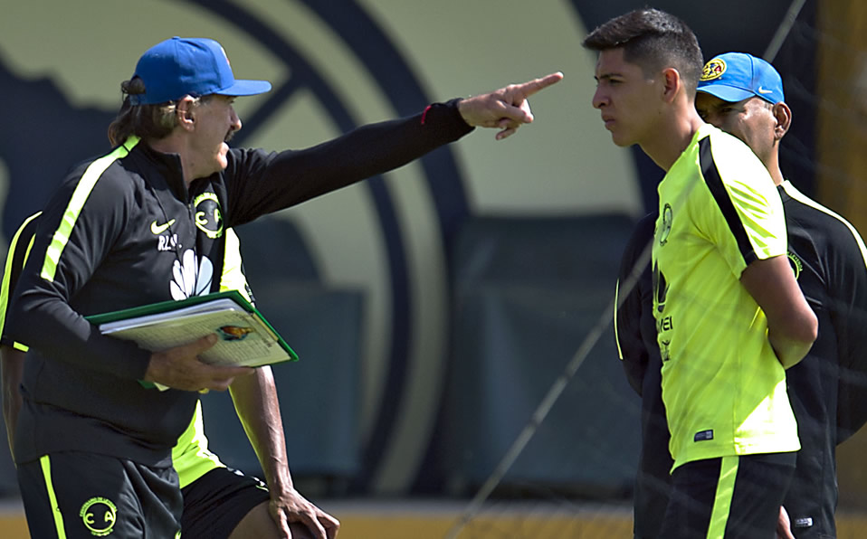 Ricardo La Volpe y Edson Álvarez (Mexsport)