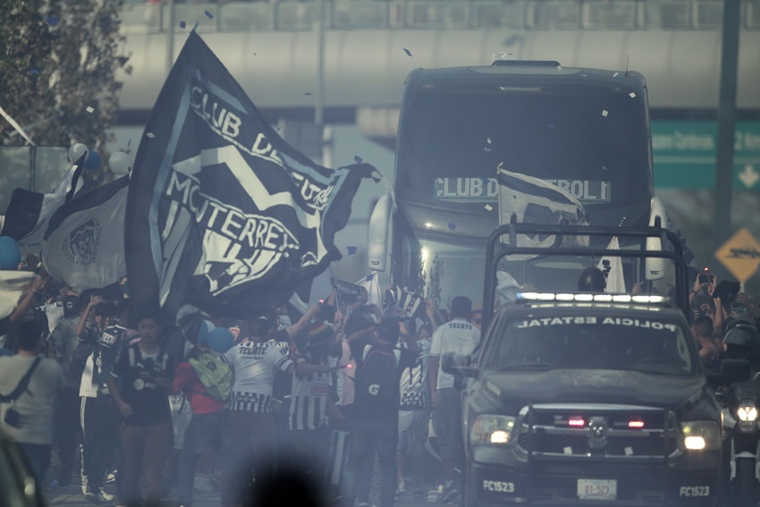 El camión de Rayados fue escoltado por dos patrullas y dos motociclistas de Fuerza Civil. (Foto: Imago7)