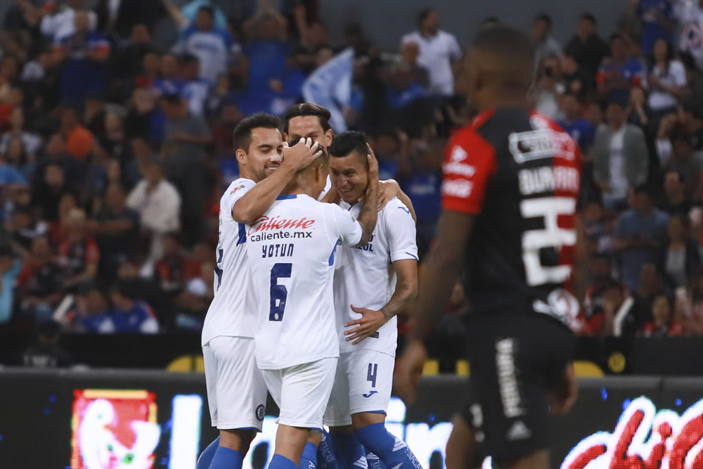 Cruz Azul se metió al Jalisco y sacó 3 puntos ante un Atlas que no levanta el vuelo y suma su quinta derrota al hilo