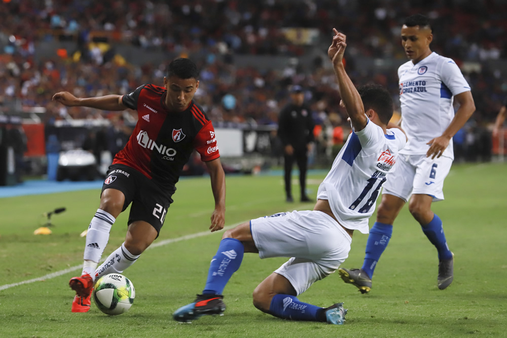 Cruz Azul se metió al Jalisco y sacó 3 puntos ante un Atlas que no levanta el vuelo y suma su quinta derrota al hilo