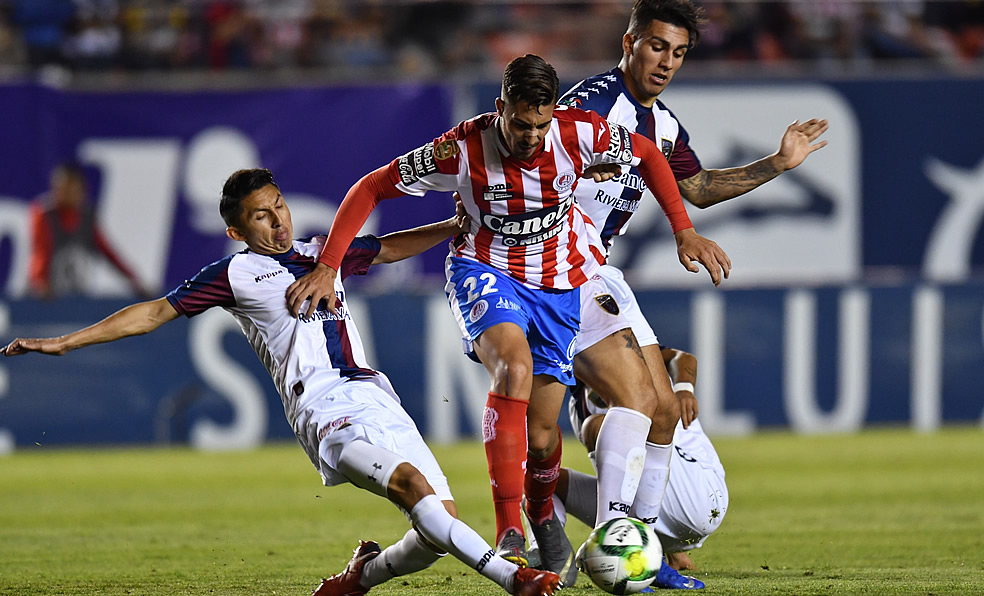 Ian González (c) disputa el balón. (Foto: Imago7)